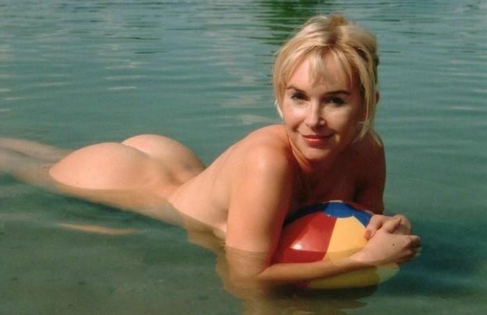 16P Sexy chick likes to show you her masterbating in these pics