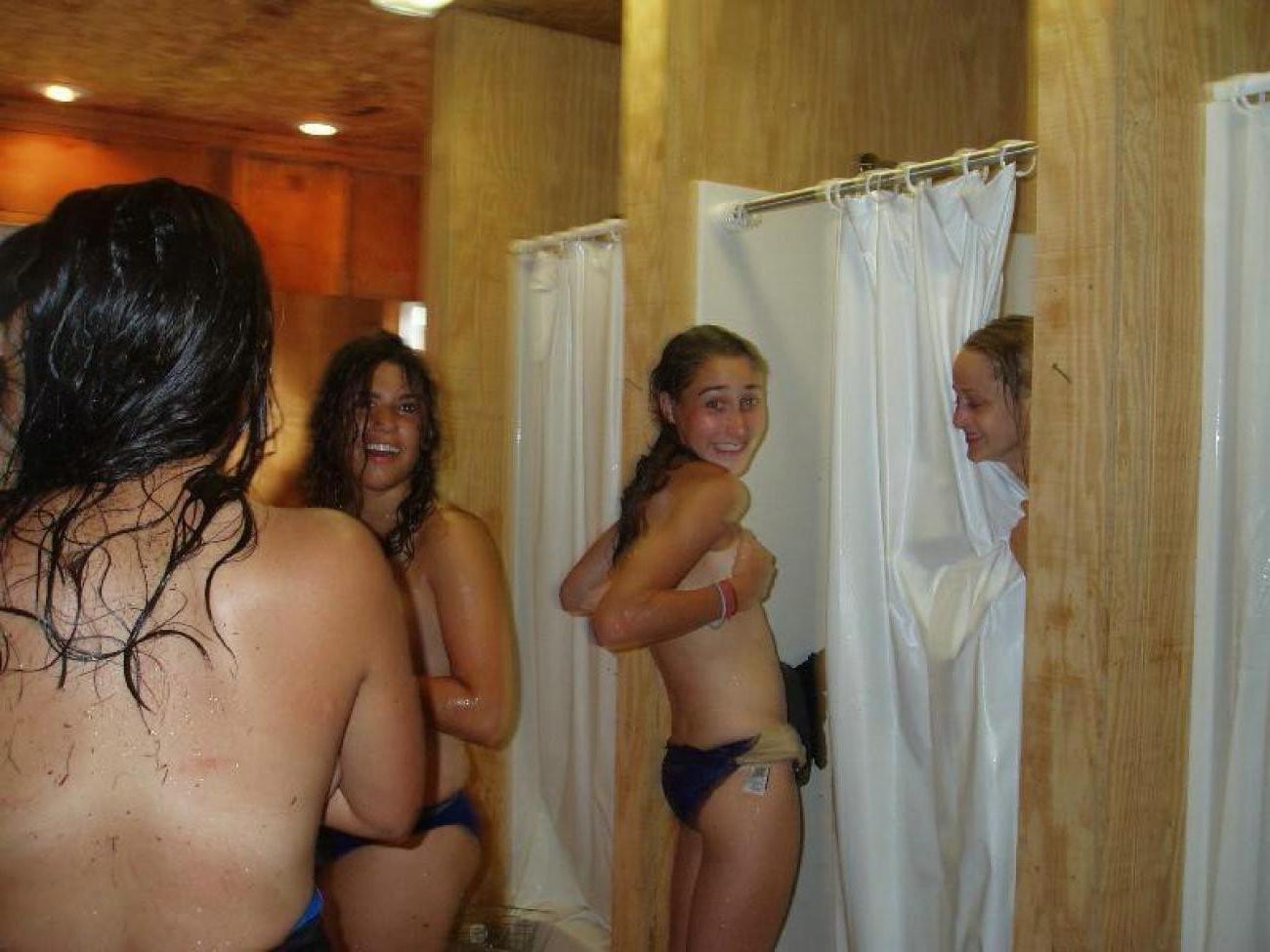 16P Sexy chick likes to show you her masterbating in these pics