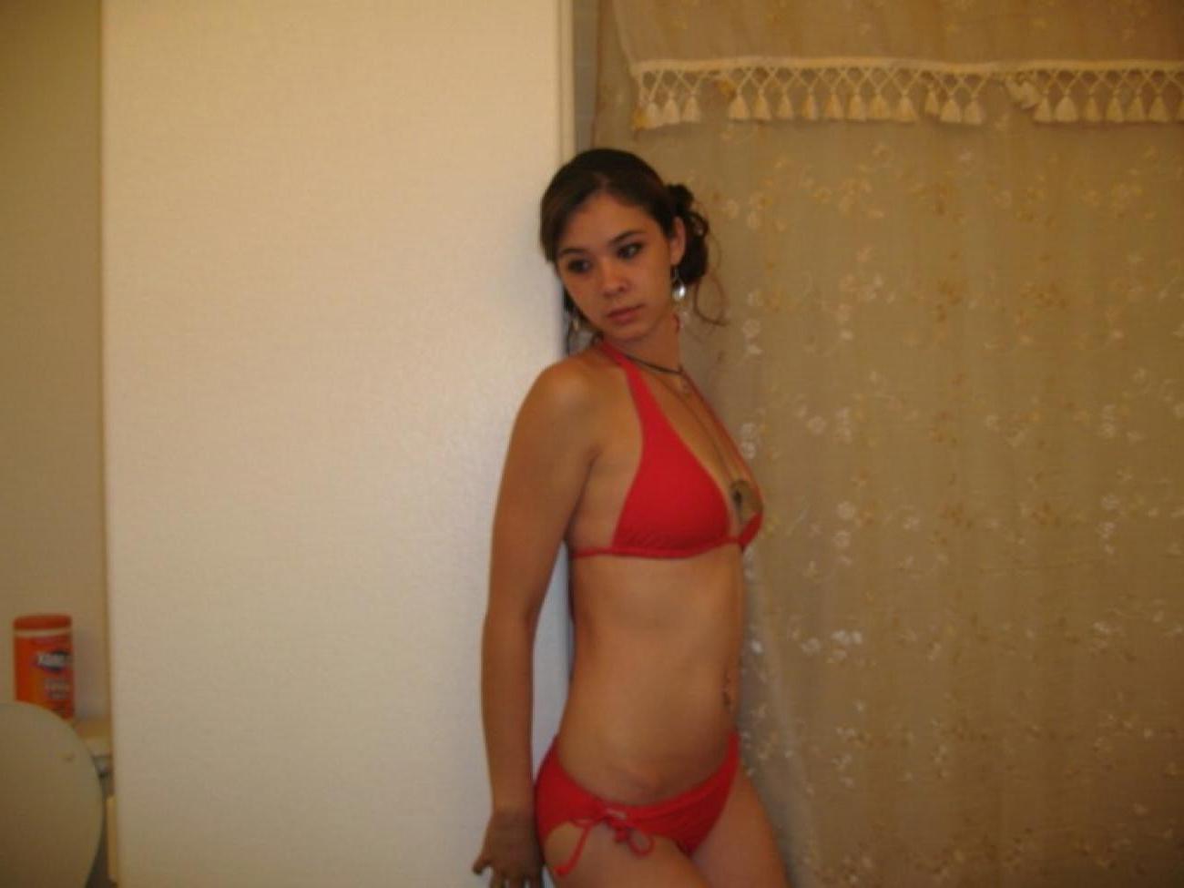 16P Sexy chick likes to show you her masterbating in these pics