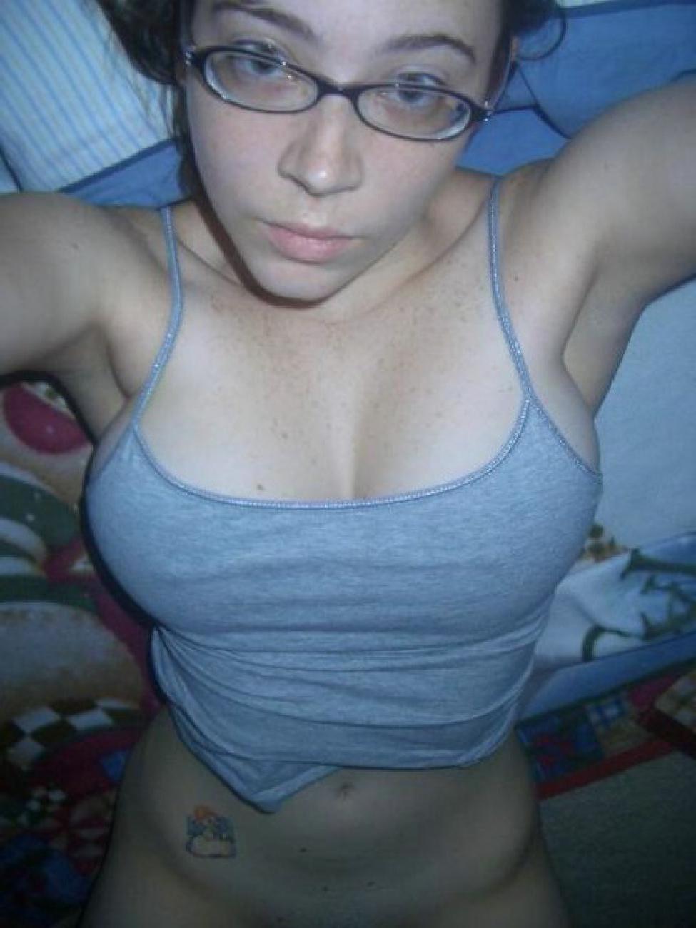 16P Sexy chick likes to show you her masterbating in these pics