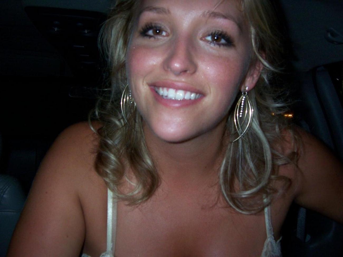 15P Photos of a wild wife who got naughty in the car