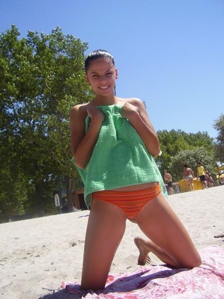 16P Sexy chick likes to show you her masterbating in these pics