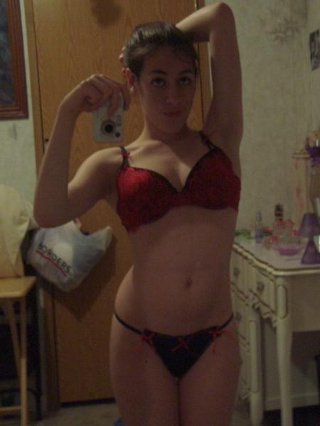 16P Sexy chick likes to show you her masterbating in these pics