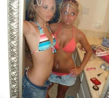 16P Sexy chick likes to show you her masterbating in these pics