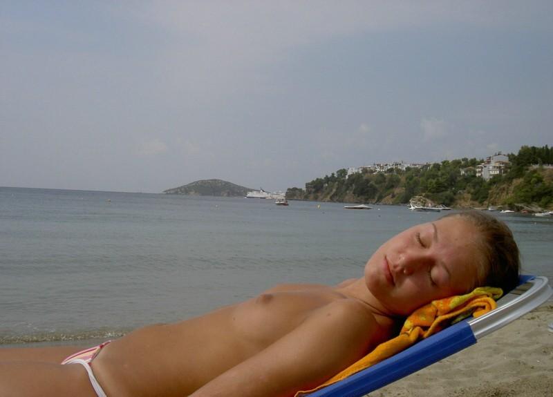 16P Sexy chick likes to show you her masterbating in these pics
