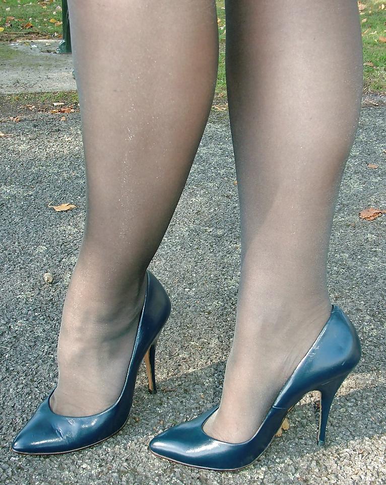 11P The Hottest MILF with Perfect Legs