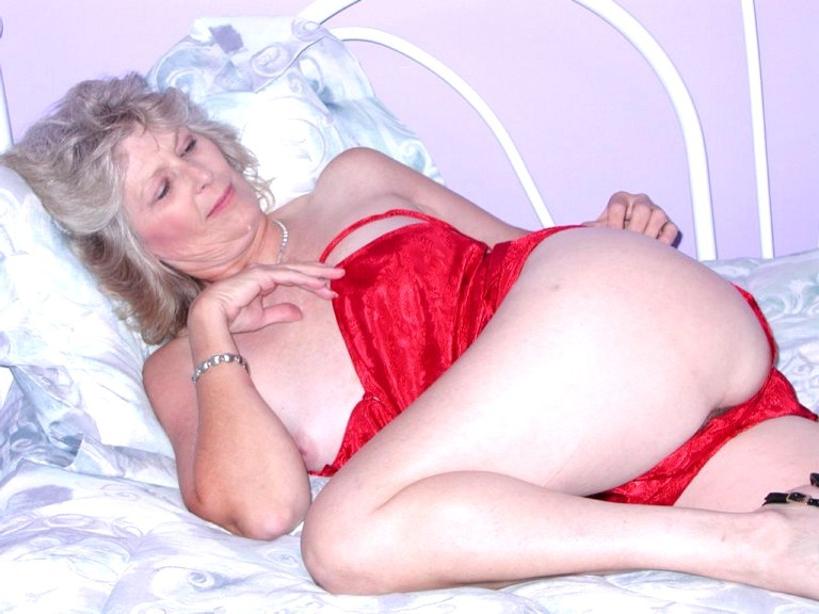 16P Sexy granny playing with her hairy twat during phone sex session