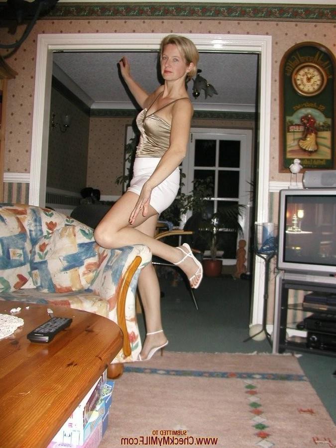 15P Beautiful amateur housewife posing
