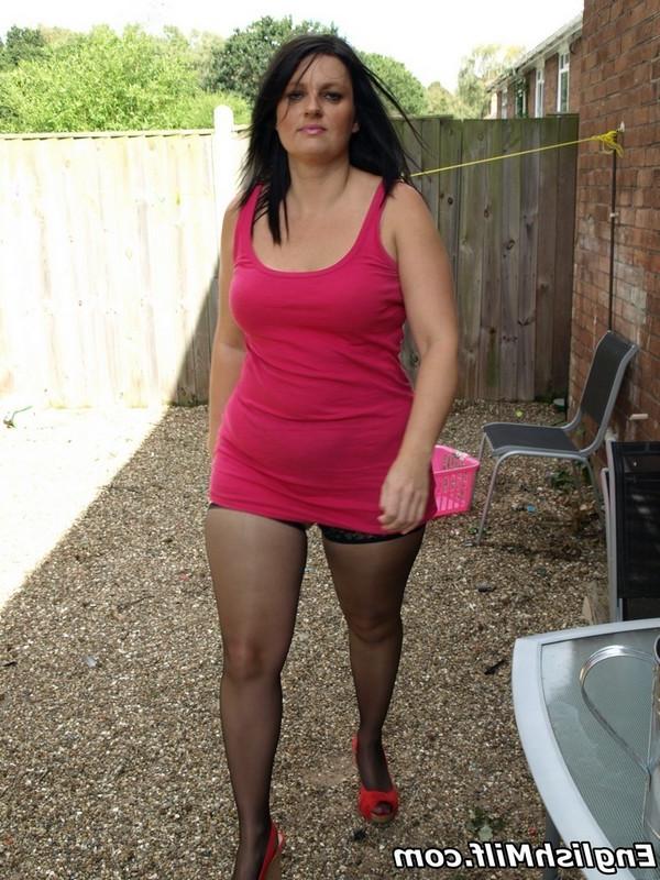 16P Housewife shows off her stockings and big white ass while puttin
