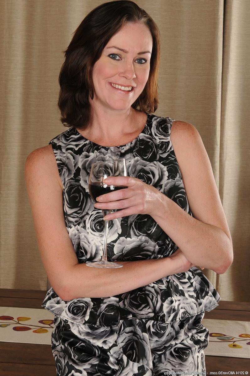 15P Sexy milf with a hairy snatch spreading