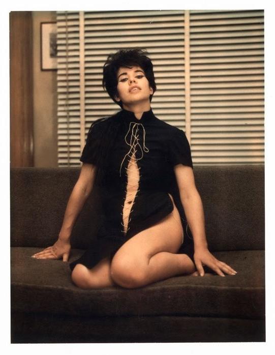 16P Classic color tints chicks enjoy posing in the seventies