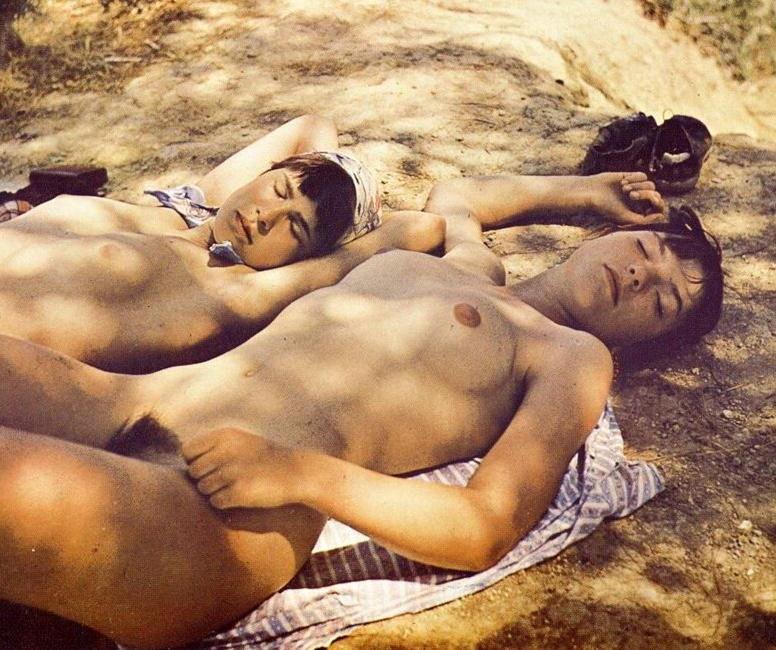 16P Classic color tints chicks enjoy posing in the seventies