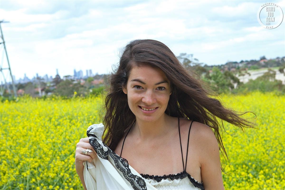 16P Hairy Australian amateur pussy on display outdoors