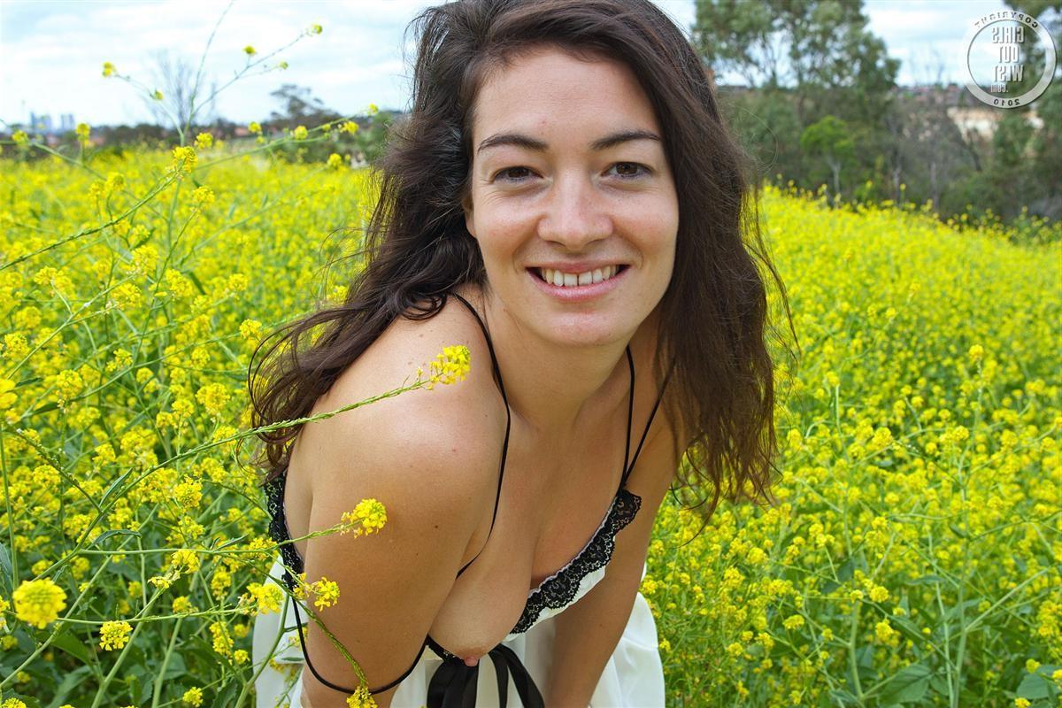 16P Hairy Australian amateur pussy on display outdoors