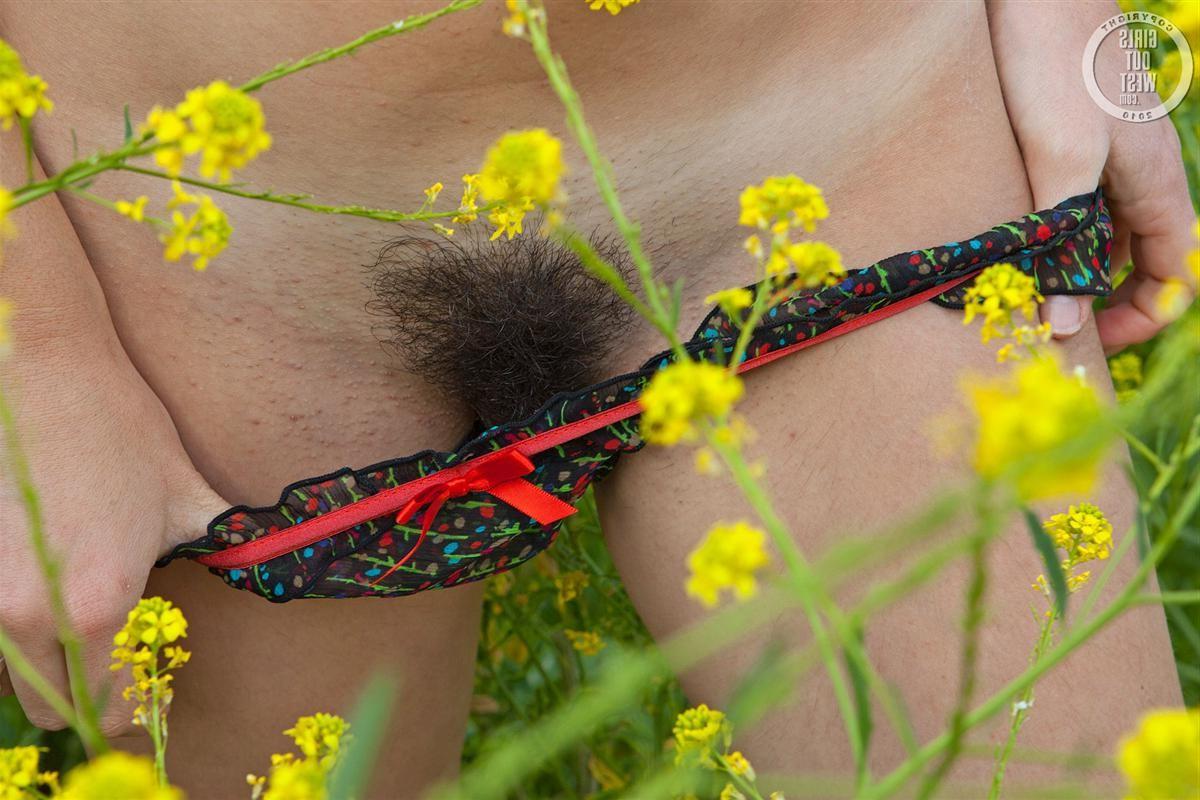 16P Hairy Australian amateur pussy on display outdoors