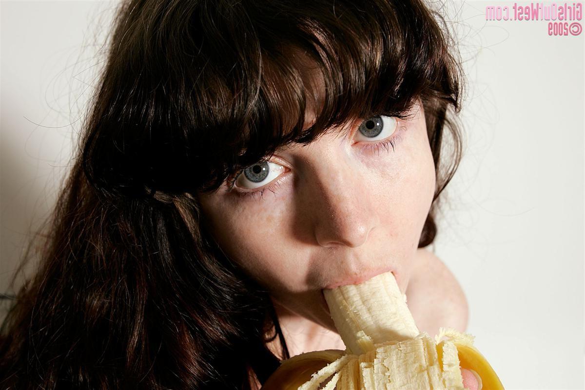 16P Natural hairy Australian amateur babe playing with a banana