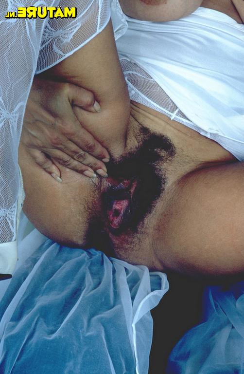 16P Hairy housewife playing in front of the cam