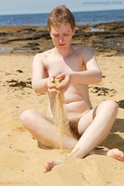 15P Hairy Australian amateur girl outdoors