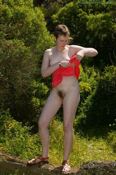 15P Hairy Australian amateur girl outdoors