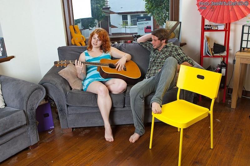16P Beautiful redhead gets nailed by a stud on the couch