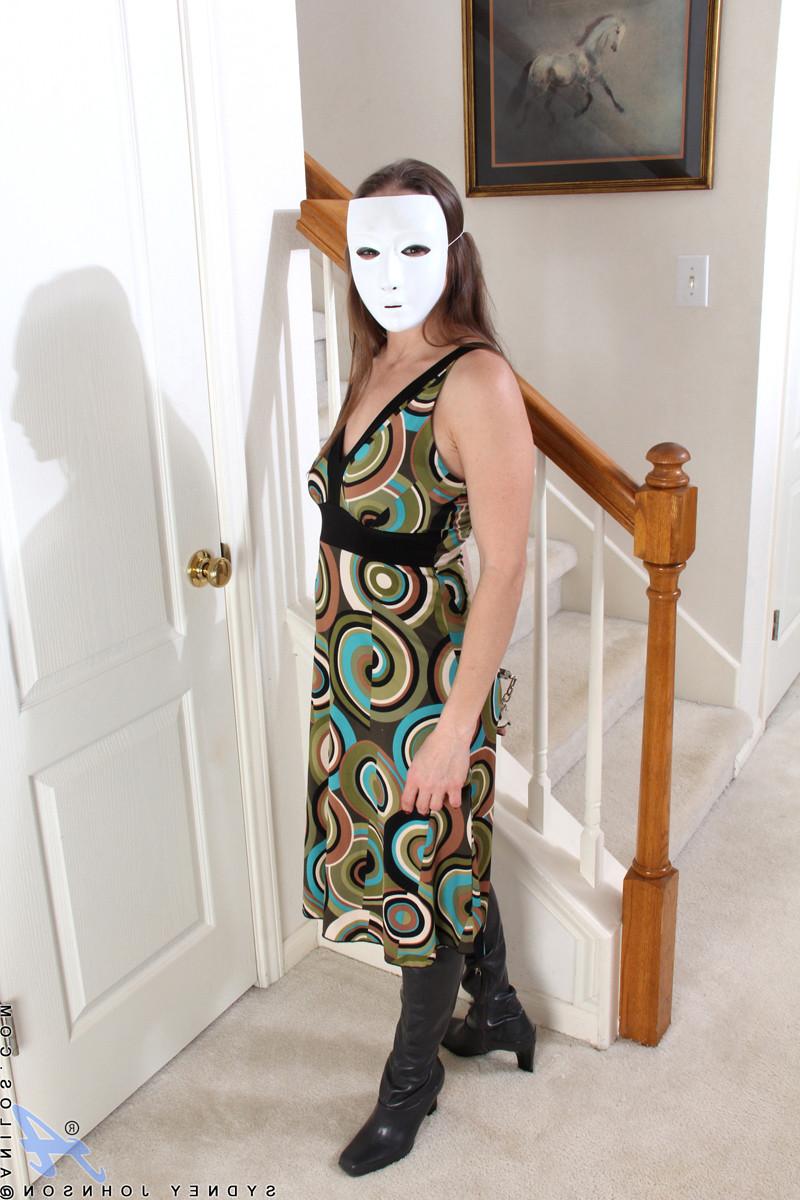 15P Hot cougar mom pops out her juicy tits and spreads her creamy twat
