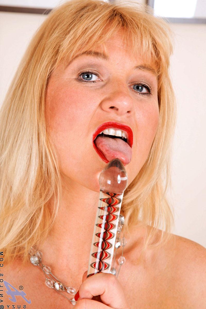 15P Nude Anilos cougar Suzy fucks her seasoned pussy with her favorite glass dildo i