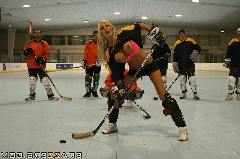 15P Puma Swede flashes her titties and wins the hockey game