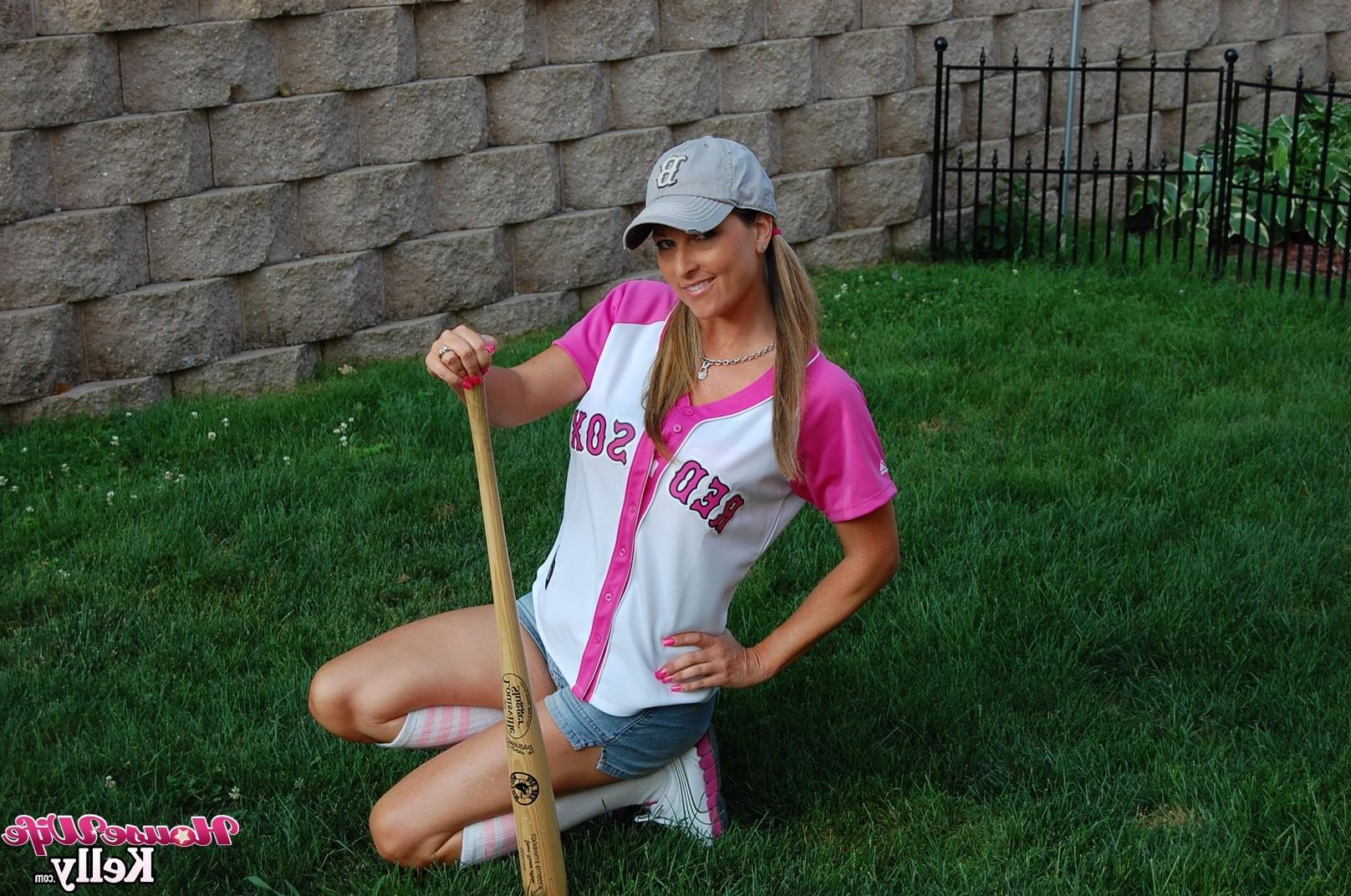 15P Naughty Housewife RED SOX SEDUCTION