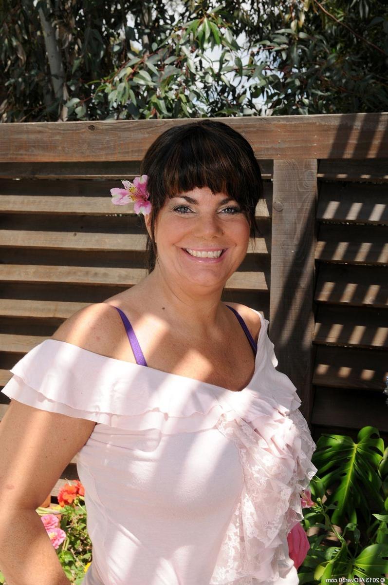 15P Hot horny mature strips outside