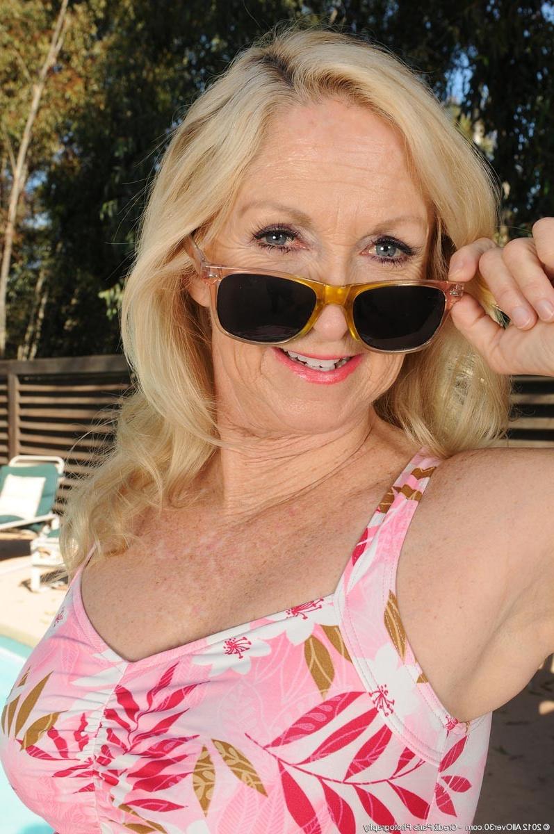 15P Hot mature pornstar exposed