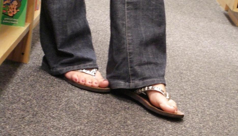 10P Candid feet