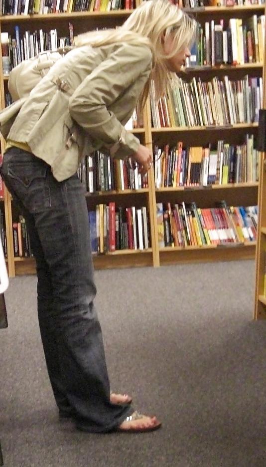 10P Candid feet