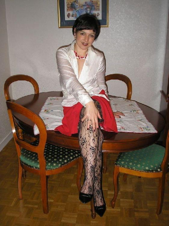 15P Mature housewife Nathalie in stockings