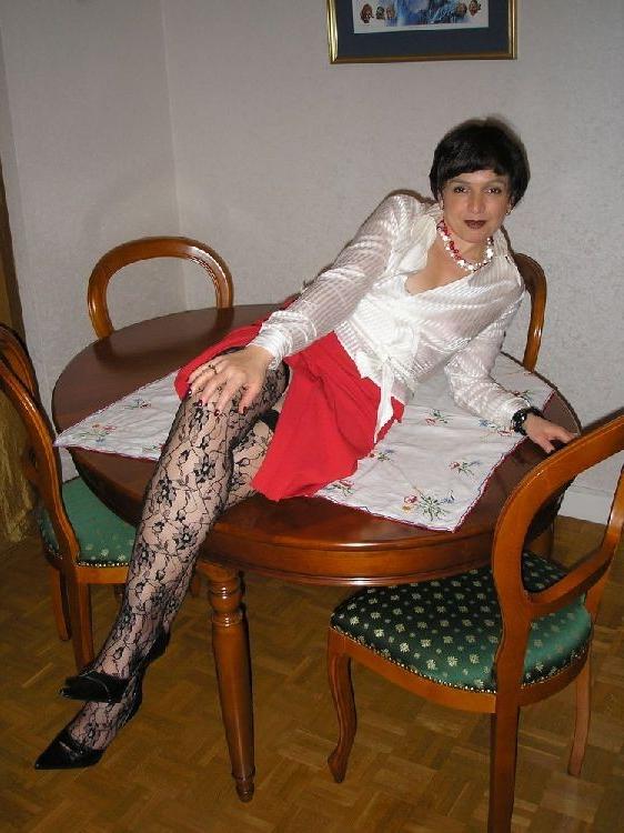 15P Mature housewife Nathalie in stockings