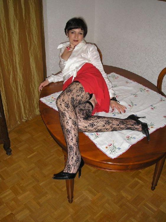 15P Mature housewife Nathalie in stockings