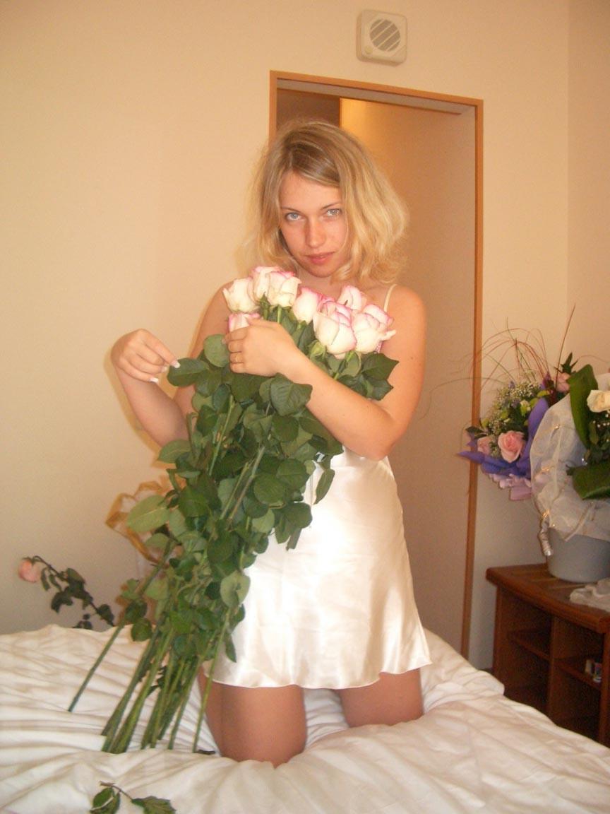 20P Amateur housewife sucks cock outdoor