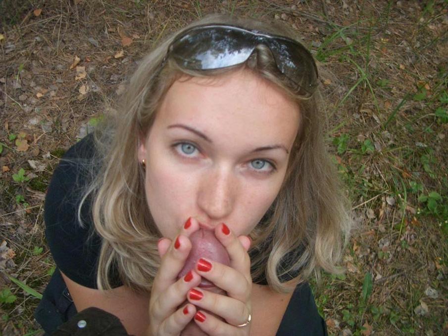 20P Amateur housewife sucks cock outdoor