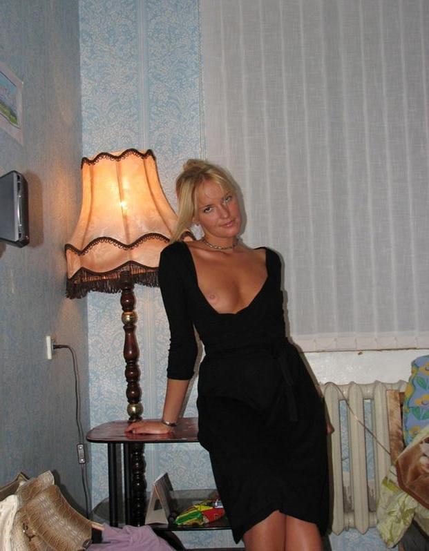 20P Amateur blonde housewife posing nude and fucking