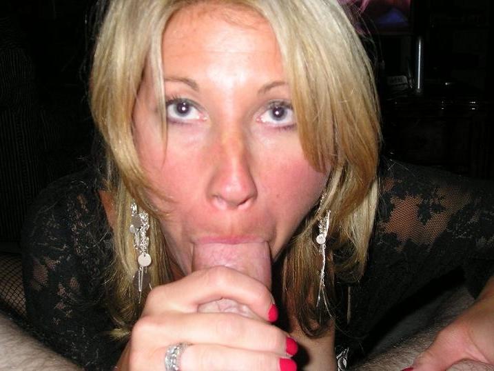 20P Amateur mature housewife sucking cocks with facials