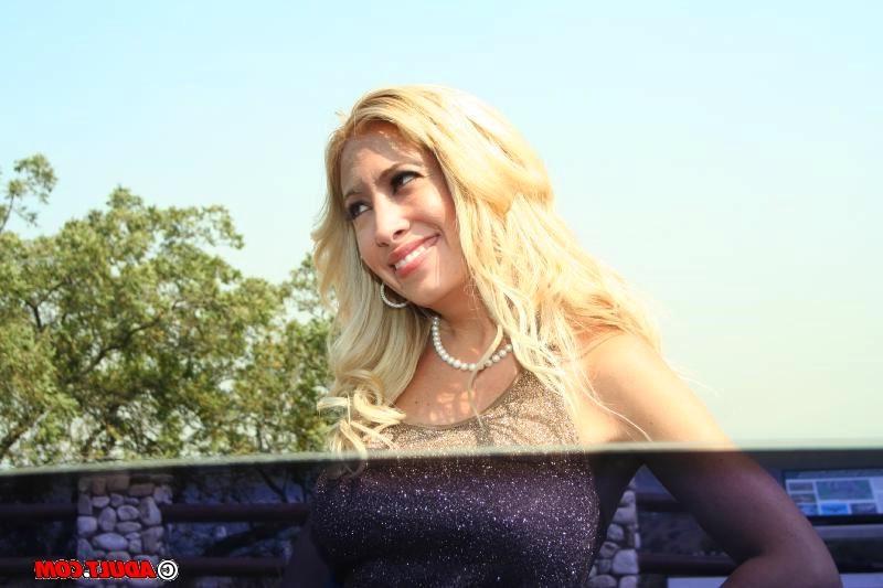 16P outgoer milf pussy licked inside a stranger car