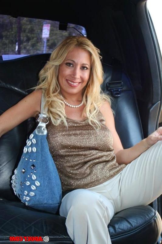 16P outgoer milf pussy licked inside a stranger car