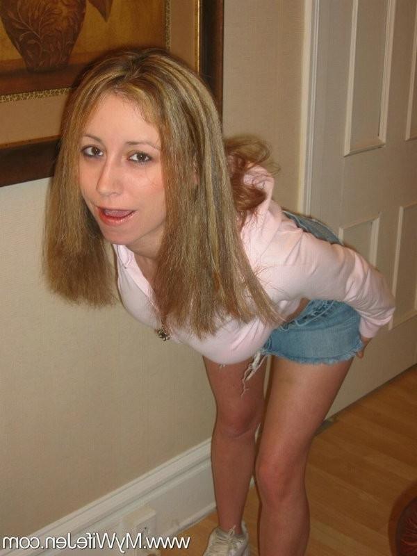 16P Housewife Jen strips to show her nice boobs