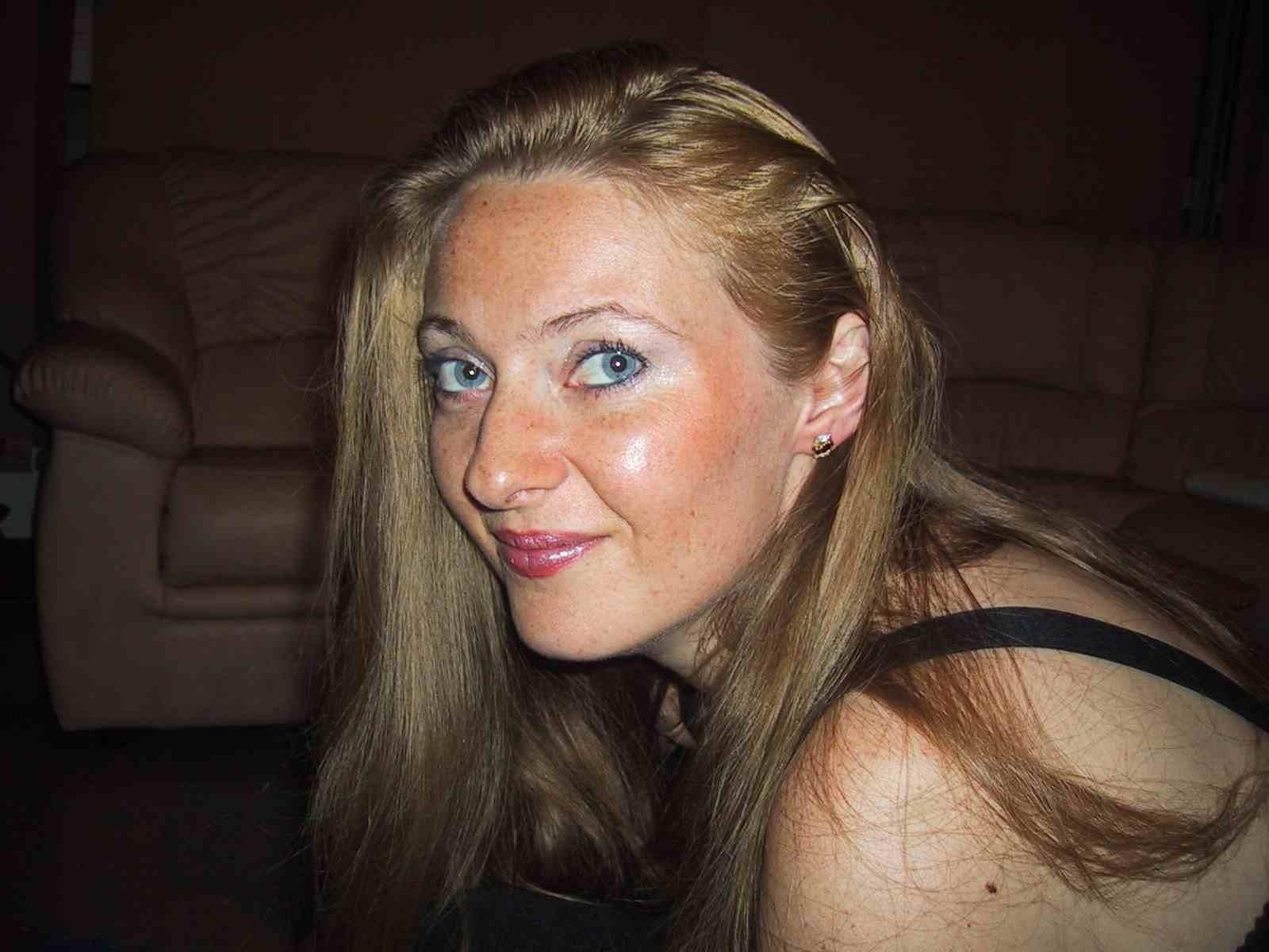 20P Hot amateur housewife posing naked