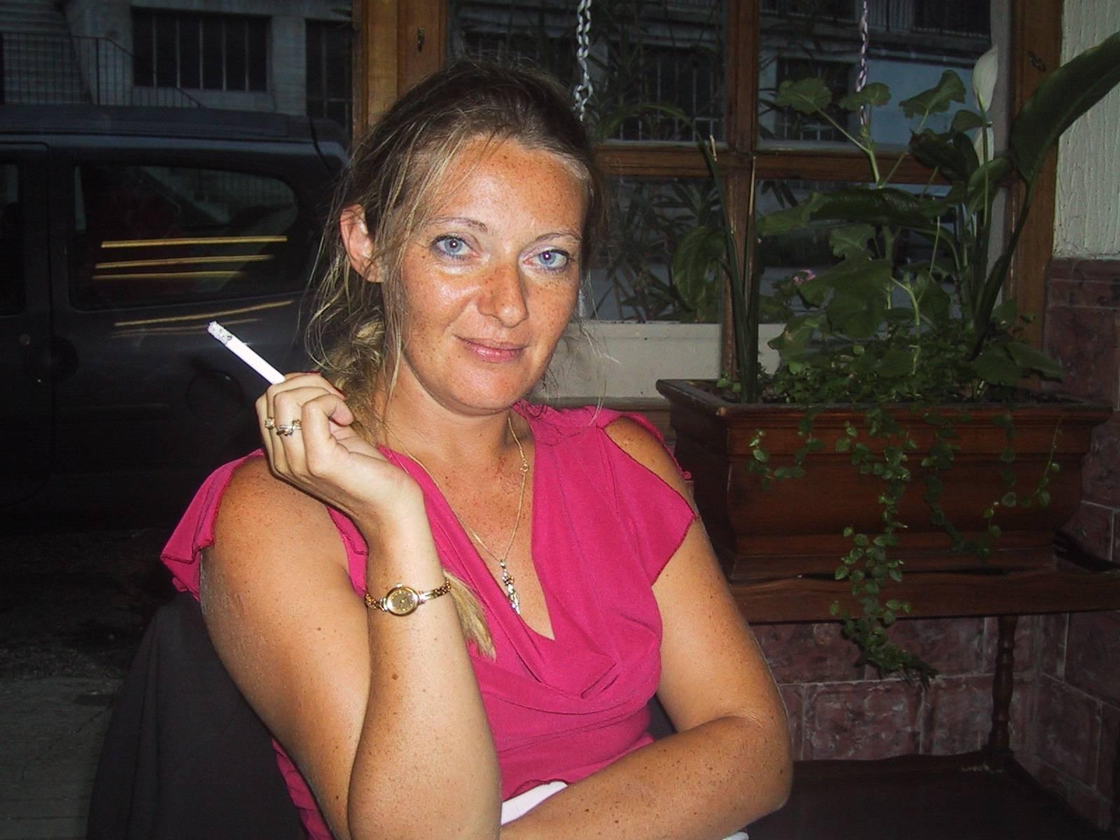 20P Hot amateur housewife posing naked