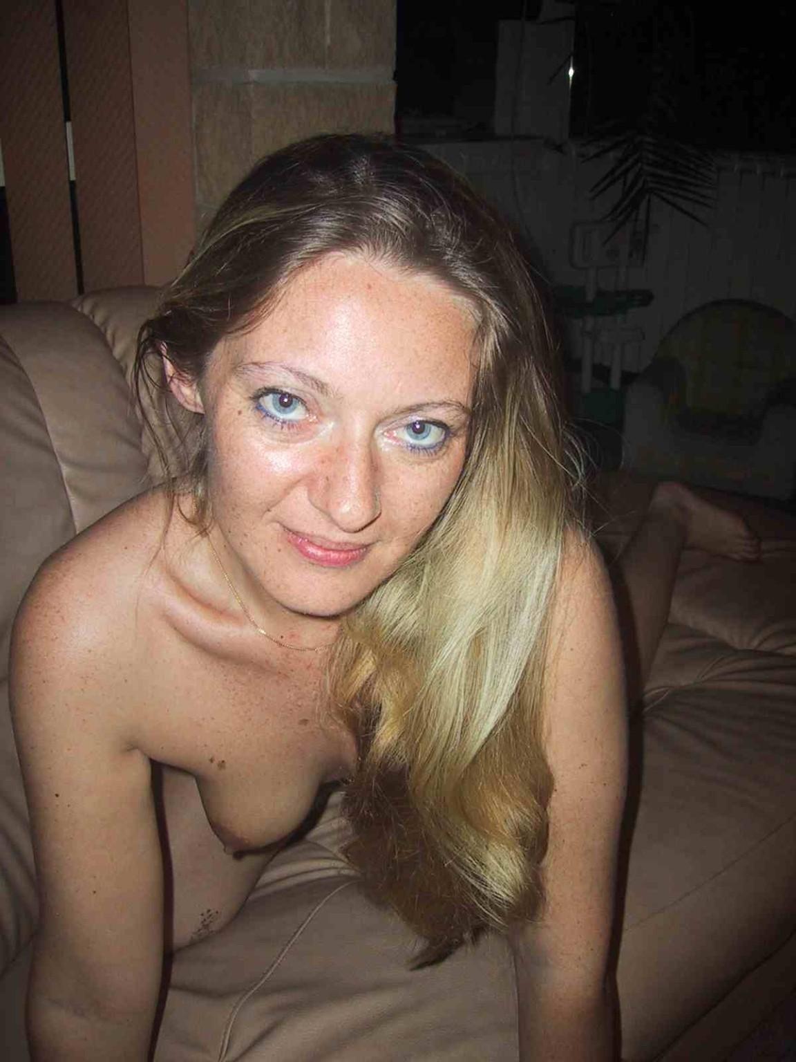 20P Hot amateur housewife posing naked