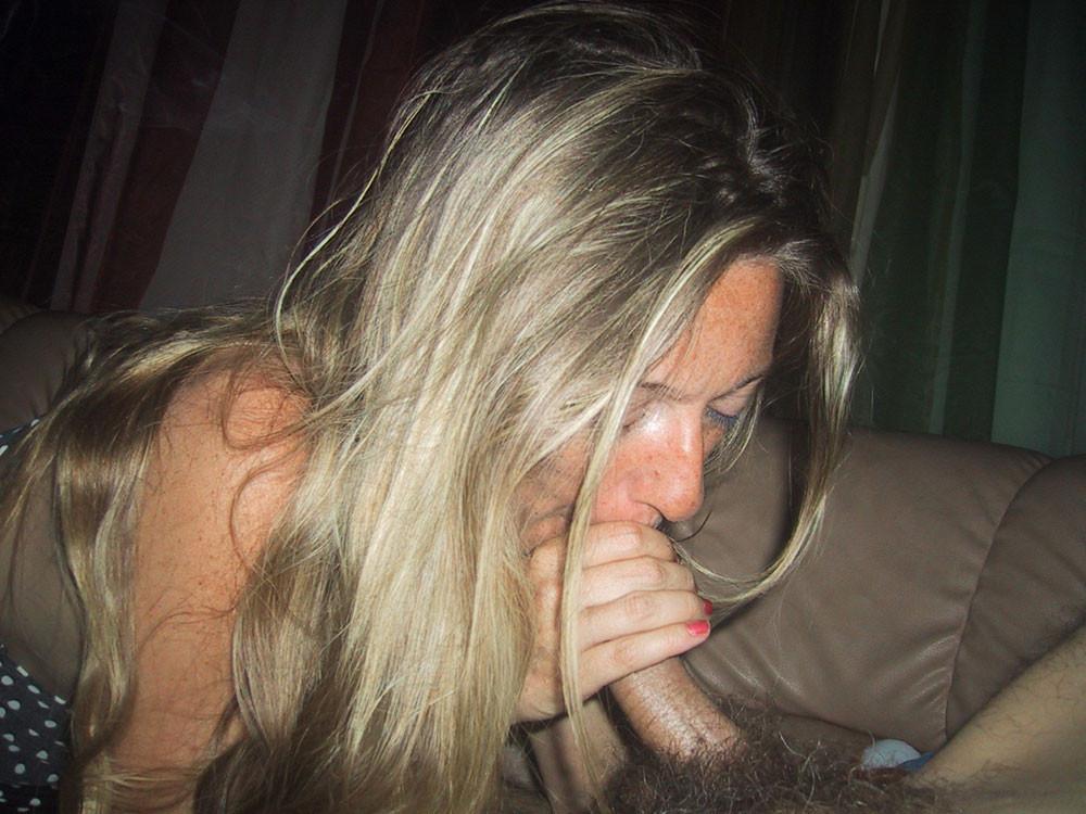 20P Hot amateur housewife posing naked