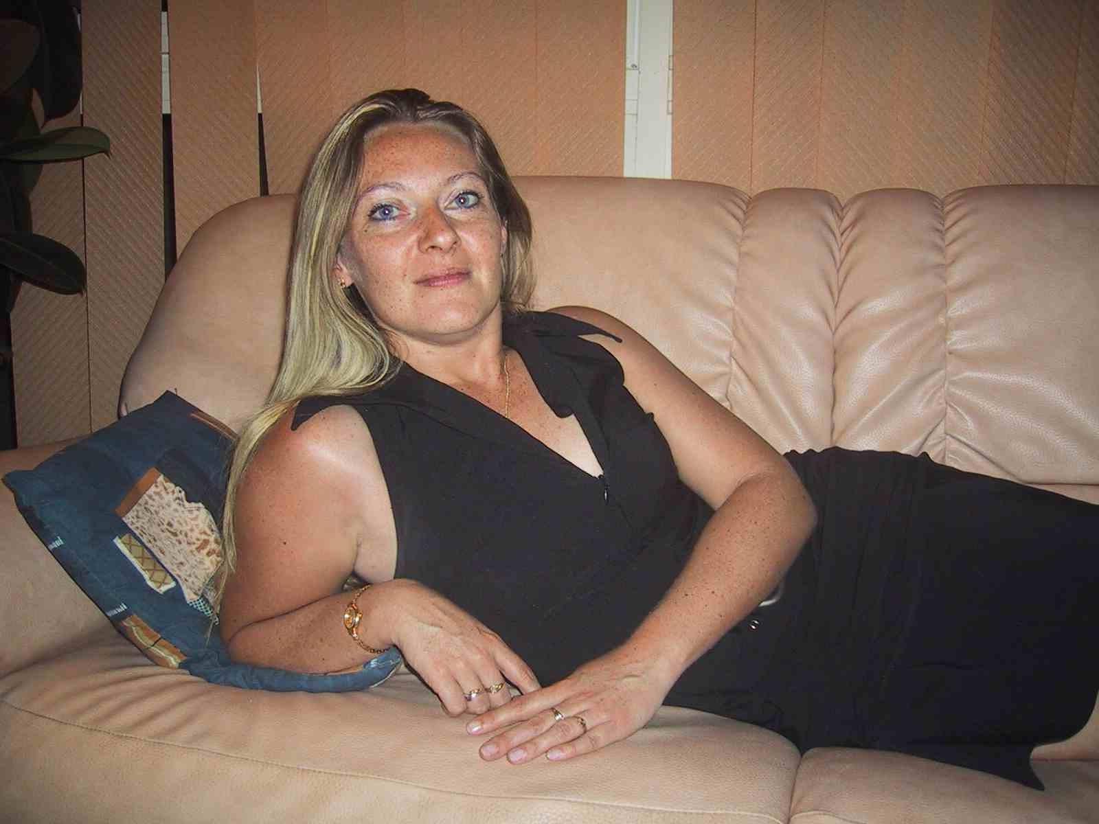 20P Hot amateur housewife posing naked