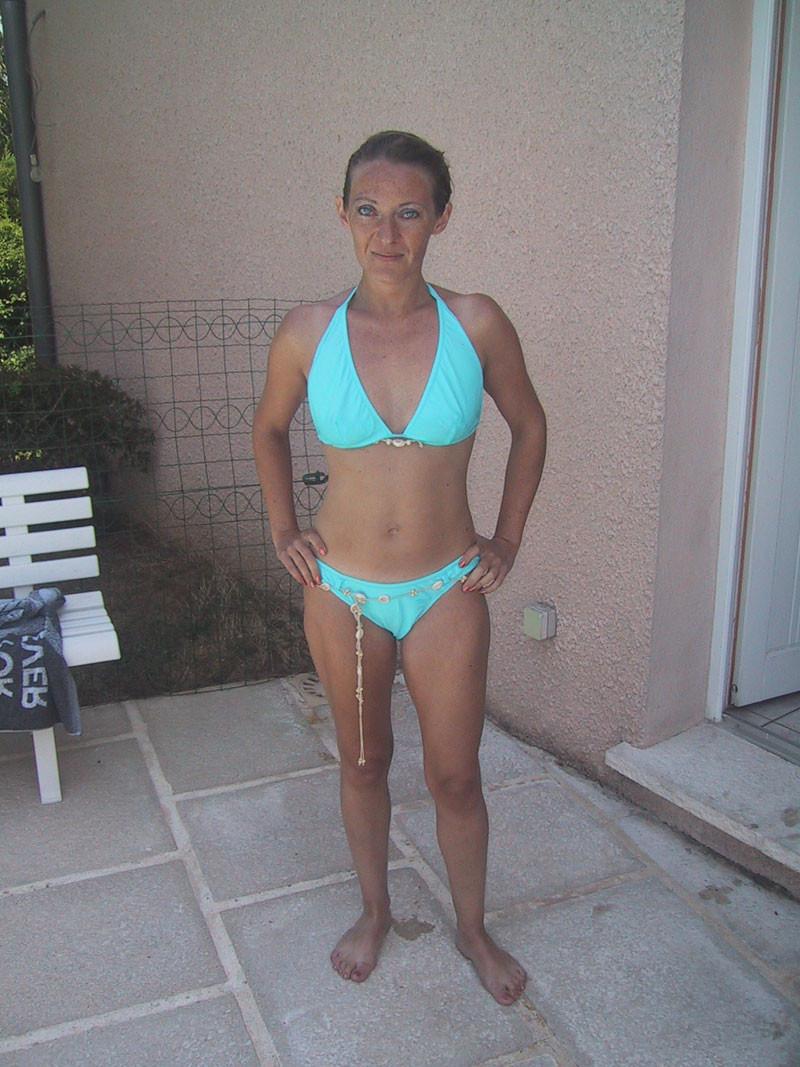 20P Hot amateur housewife posing naked
