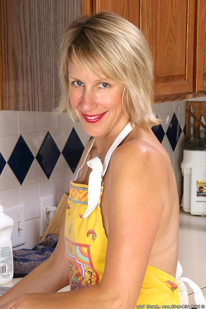 16P blonde super housewife hoses down her smooth pussy at the sink