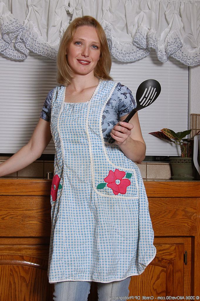 15P housewife in kitchen apron cooks up sexy masturbation